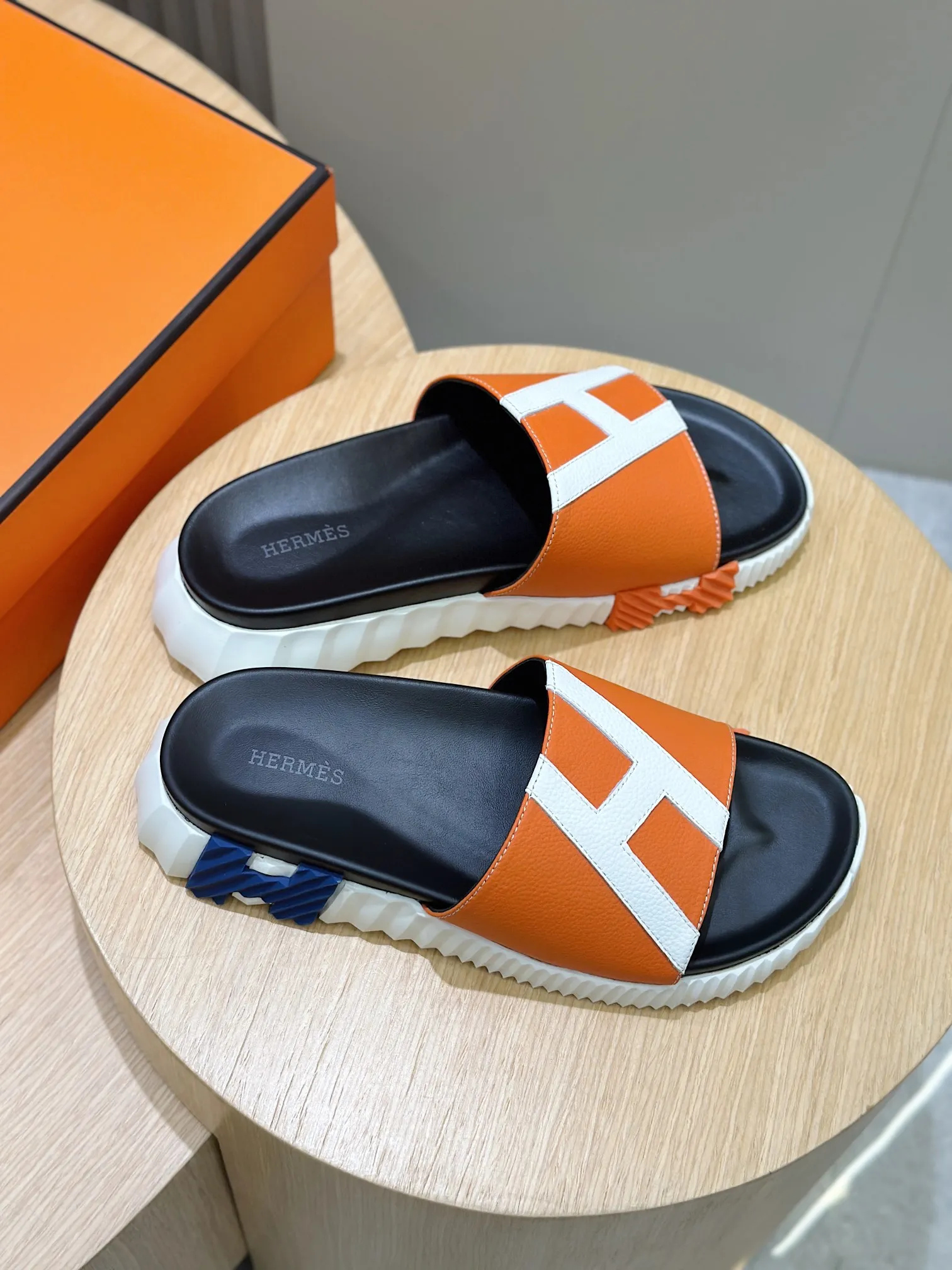 Factory price: 360💰Hermès [HERMÈS] Top Herme*H Home Hermès Men's Sandals and Slippers-Original Reproduction. Purchase the original version and make it one to one. The outsole is privately molded. The color of the outsole corresponding to each color is the same as the original version. Come to those who know the stuff 💪 The ultra-light soles are designed in contrasting colors, and they feel so comfortable on your feet! Calfskin, cowhide feet, private model outsole. Size: 39-44 (customized at 38.45)